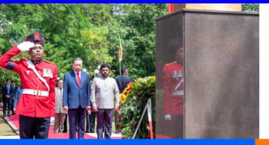 වියට්නාම ජනපති හෝචිමිං පිළිරුවට පුෂ්පෝපහාර දක්වයි